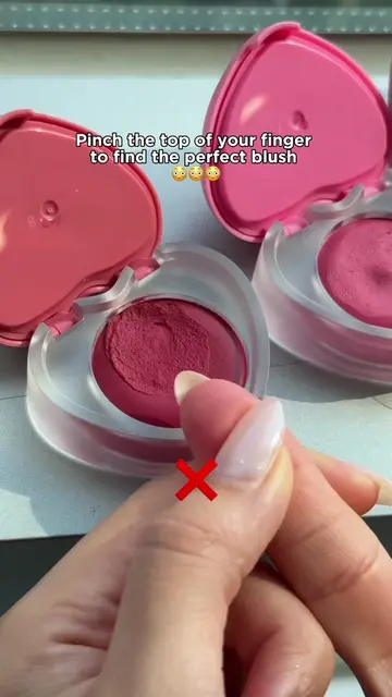 💗 Find your perfect blush shade by simply pinching the tip of your finger! 👆🏻