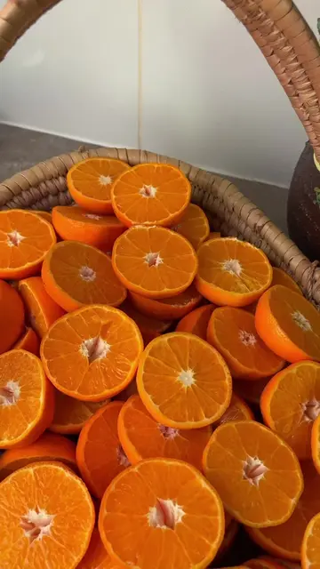 Today’s little kitchen experiment: homemade tangerine juice and tangerine powder