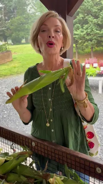 Corn on the cob without the mess? We may never go back! 🌽 If you’ve ever husked