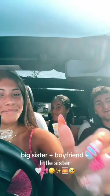 i’m crying #foryoupage #bigsisterlittlesister #trio #thirdwheeling #fyp