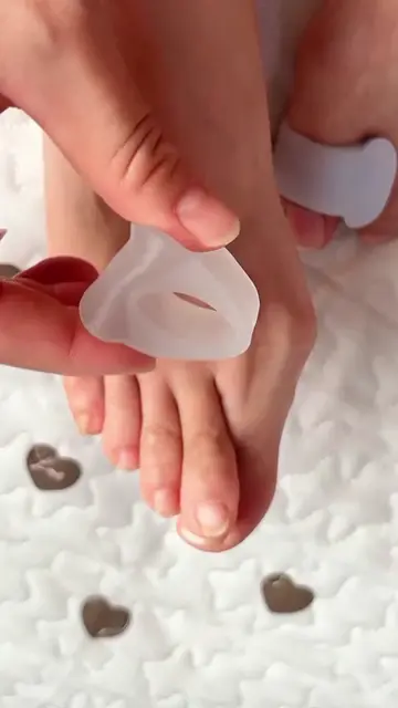 Give your big toe and second toe a little more space. 👣💜 This soft toe separat