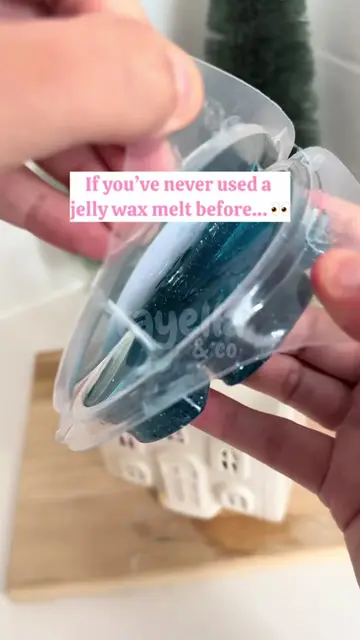 If you’ve never used a jelly wax melt before… 👀 Peel • melt • enjoy • remove 💗