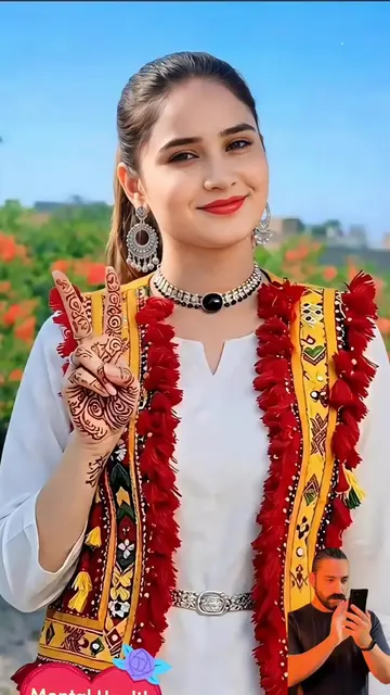 ｜Desi style with henna art patterns ‎1. ہاتھ پر مہندی ڈیزائن، نسلی پورٹریٹ کلوز 