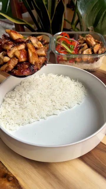 Bang bang chicken with a red pepper salad 🌶️🥒  You can find the full written r