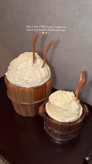 @whatLizhaseaten Freshly whipped butter in a massive bucket, served with warm br