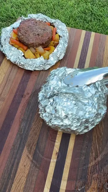 Day 9 of sharing easy dinner recipes! 🍽️ BBQ Cheeseburger Foil Packets are easy