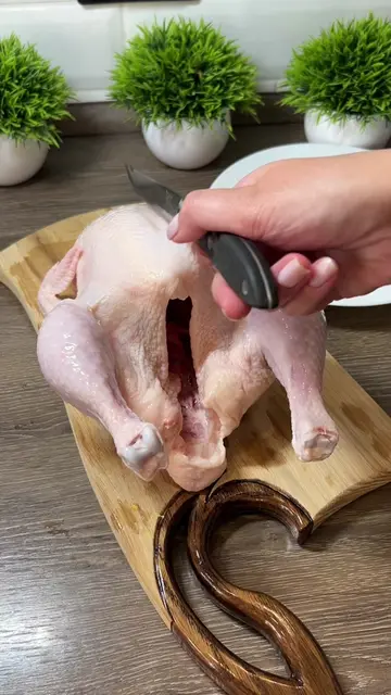 This chicken trick saves me a ton of time in the kitchen 🍗 #lifehacks #kitchenl