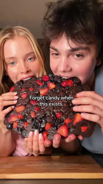 Berries + dark chocolate = the best candy for your skin 🍓  @bruletova_  #glowin