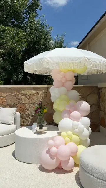 Lots of requests to show how to attach balloon garlands! Hope this is helpful! �