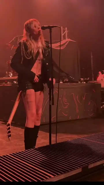 Did not expect her to do that infront of everyone… Does she have bars or what…? 