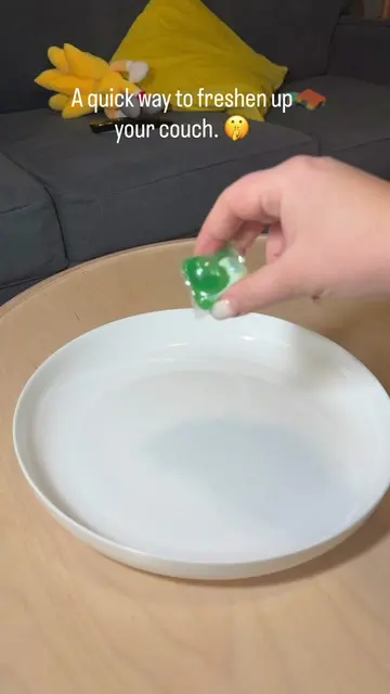 Life Hack 🤫 A quick way to freshen up your couch. #LifeHack #clean
