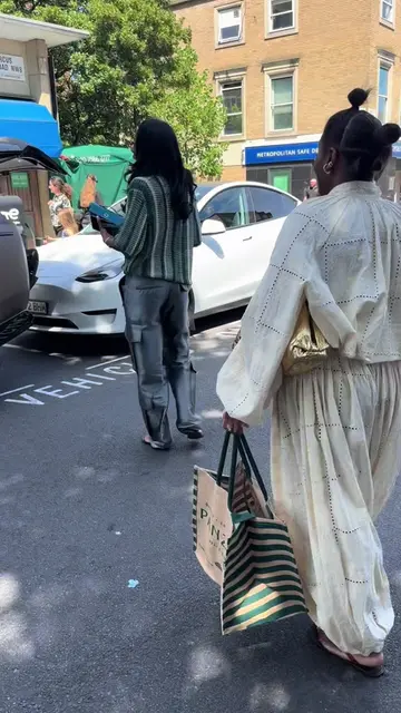 Bougie grocery shop run in London with the girls @Melissaswardrobe @Kechipooh 🍑