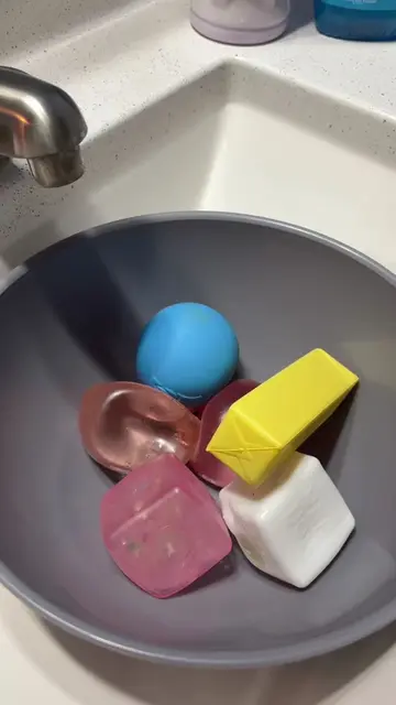 squishy + sponge squeezes 🫶 - lav pinesol mixed with baking soda + ajax liquid 