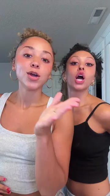 I fearrrrrr @SELAH ate on my makeup🫪 #fyp #makeup #twins #sisters #makeuptutori