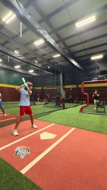 Stop falling into your swing and leaking power! 🚫⚾ If you’re lunging at the bal