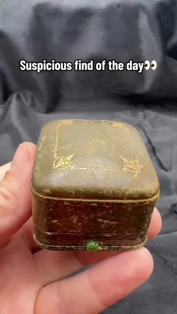 I thought it was just a Victorian ring… until I looked through the tiny hole. 👀