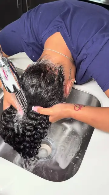 wash day using @AMIKA: hydro rush 🦋🫧🐬  #washdayroutine #naturalhair #curlyhai