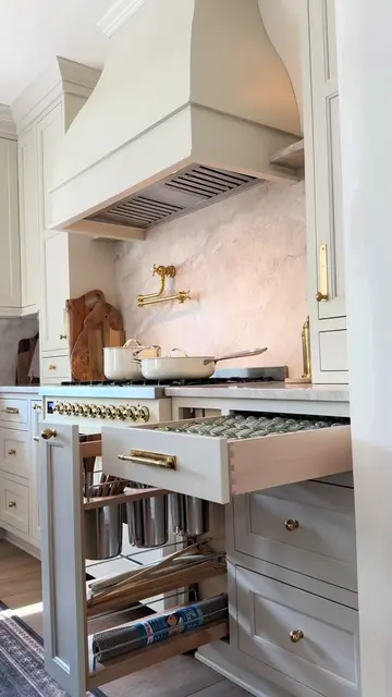 Keeping everyday essentials close to where you use them makes the kitchen so muc