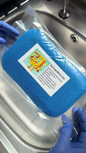 Breaking in a new sponge 💙 if it’s in a packet you all already know I’m squeezi