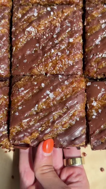 If Samoa cookies are your favorite Girl Scout cookie... you have to make these. 