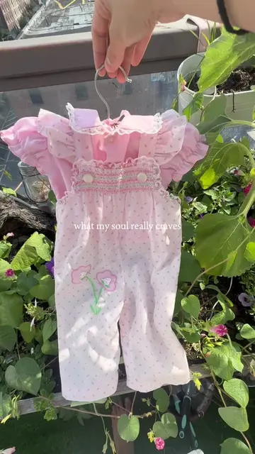 🌷🤍 My soul genuinely craves tiny vintage outfits like this—the pink ruffles, l