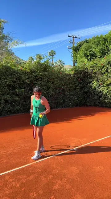 major serve @Emma Navarro 💚 link in bio to shop her kit. #fpmovement #tennis #a