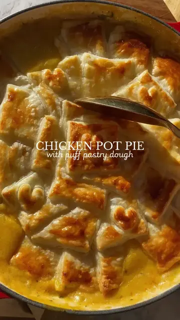 Easy Chicken Pot Pie with puff pastry🫶🏼 One of my favorite weeknight dinners I