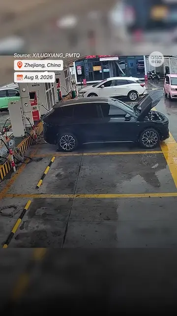 The owner of a Zeekr 7X was charging his car at a charging station in Zhejiang's