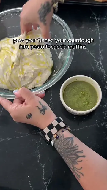 Turn your sourdough into these Pesto Focaccia Muffins by @2girls1starter 🌿🥖 Cr