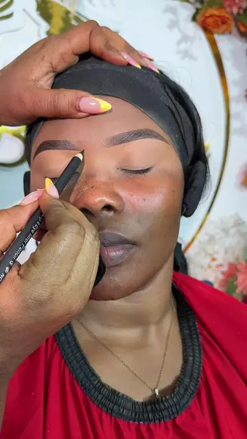 Our meticulous ways of sculpting brows😘😘#fyp 