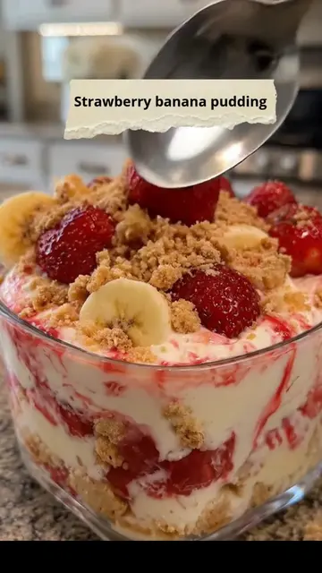 Strawberry Banana Pudding 🍓🍌 This Strawberry Banana Pudding Dream is a cool an