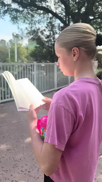 Our very own Belle🩵🥹💛 #fyp #books #BookTok #booktokfyp #foryoupage  @Books A 