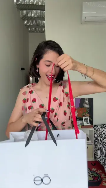 Tengo una bolsa de fresa 🍓 y me quise hacer un look lleno de fresas por doquier