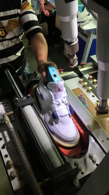 👟 from @Flightkickz.club | Like the 4s ✅ #sneakers #shoefactory #jordan4 #stree
