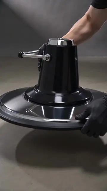Classic Black Barber Chair — Premium leather, elegant button and a luxurious loo