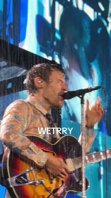 he’s like a loose dog in a puddle LMAOOO @HSHQ #harrystyles #togethertogether 