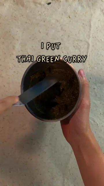 Thai green curry sourdough 💚 bloomed green curry paste in oil and coconut cream