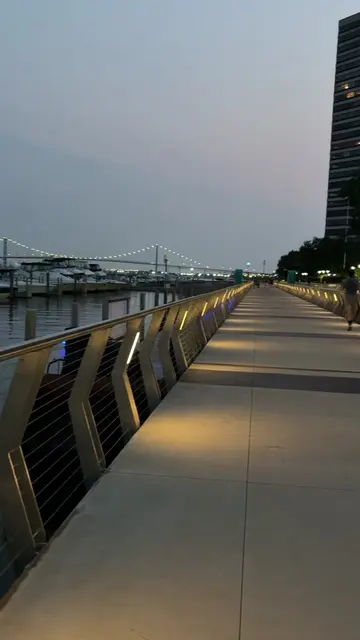 Beyond peaceful🙂 #detroit #downtowndetroit #detroitriverwalk #parksandrec 