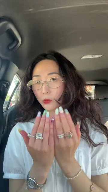 I just LOVEEE my new nails so much and the almond nail shape is definitely growi