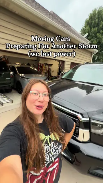 I lightly tapped the garage with my mirror 😭 #chicago #chicagostorm #storm #pow