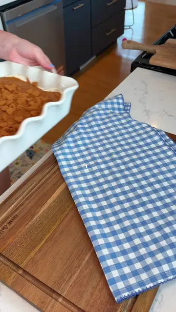 Will be making this on repeat!! 🍁 INGREDIENTS    Two 8.8 oz Biscoff cookie slee