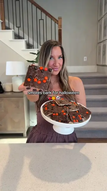 Halloween smores bark🎃🍫This is SO good and will be the ultimate hit this fall!