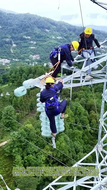 鉄塔を登って高所作業：熟練技術で“空の現場”を制する