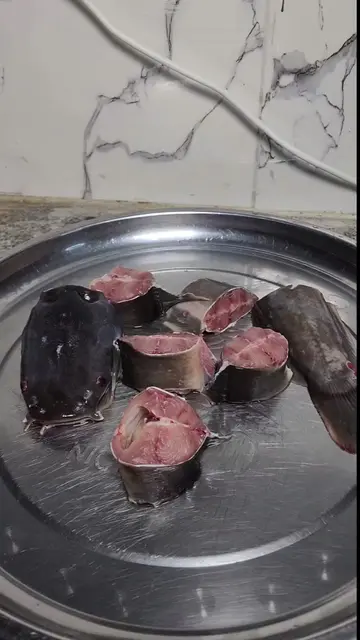 Let's cook the best tomato stew with fresh fish. 