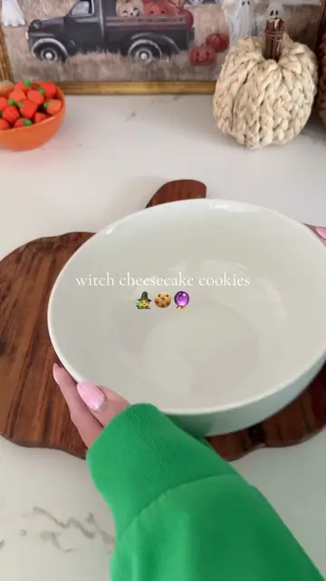 halloween desserts just keep getting better 🤭💚 these witch cheesecake cookies 