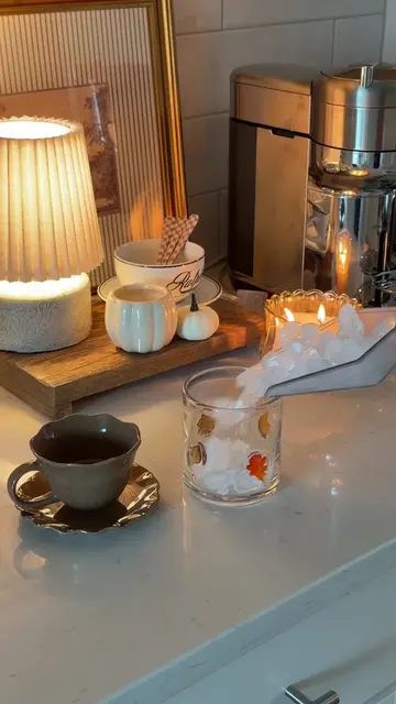 let’s pretend it’s a cozy autumn day 🍁🪵🧸 #morningroutine #cozymorning #fallmo
