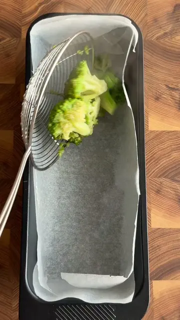 32g of protein in one serving?! 🧀🥦 This broccoli & egg bake is SO easy, cheesy