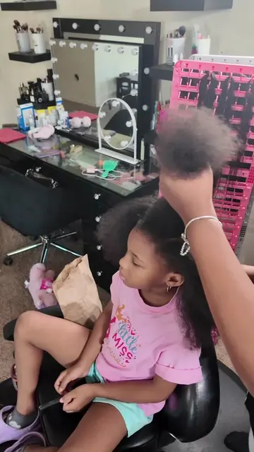 Kid braider located in Dallas Texas…. My booking link is available in my bio #da