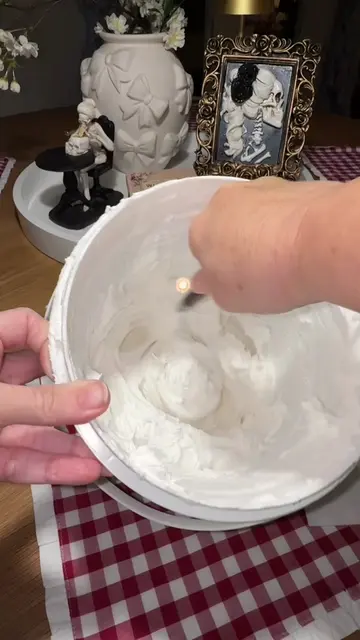 I call this “spooky spackle!” 🕸️🕷️🕸️  Comment “link” for a link to the suppli