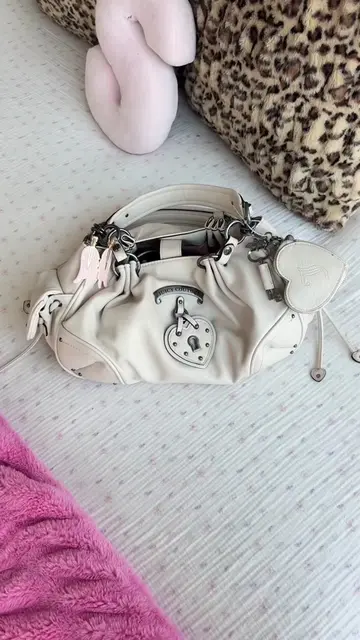@Juicy Couture 💗 #juicycouture #bag #whatsinmybag #girly #aesthetic 